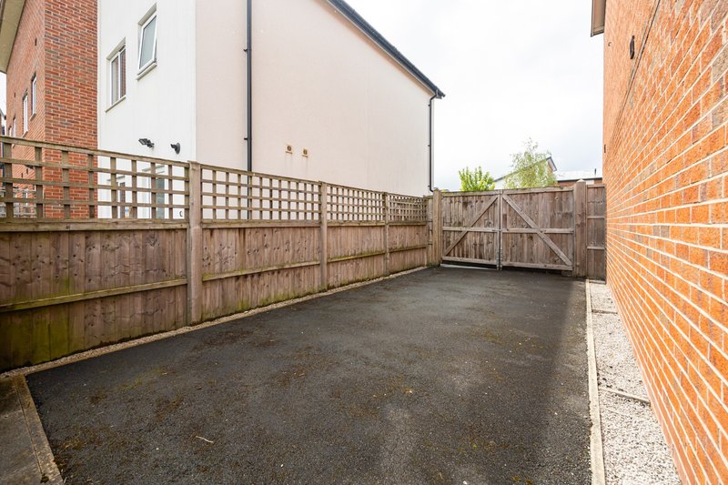 Manchester M11 · 3 Bed · Driveway · Fast WiFi