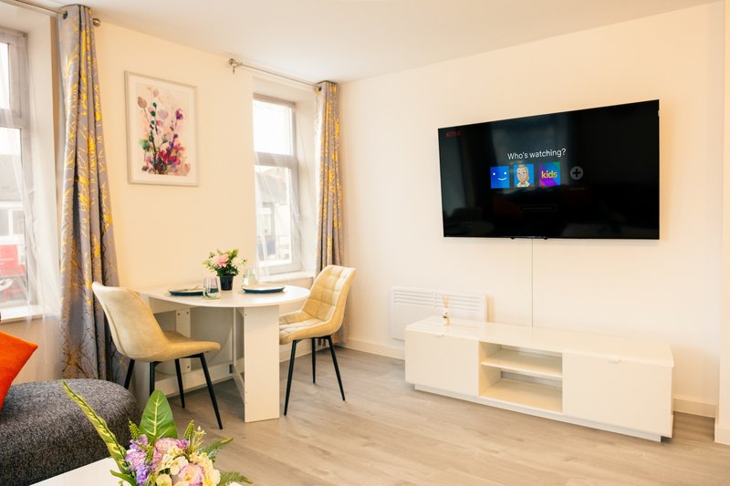 Stylish 3-Bed Flat Near Cardiff City Centre & Uni