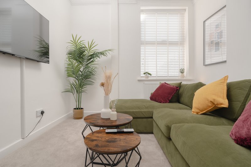 6-Bed Contractor Stay | Free Parking | Trafford