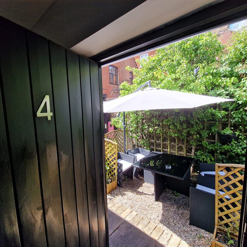 Intimate Ground-floor  2-Bedroom 2-Shower Rooms with Patio & Parking