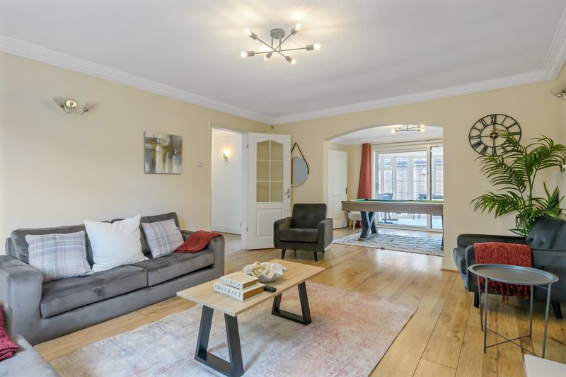 Spacious 5 Bedroom Wollaton, Nottingham near QMC & M1 – Wi-Fi, off-street parking, washer & dryer
