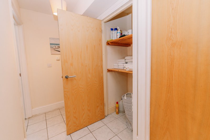2-Bedroom Flat with Balcony near Folkestone Harbour, Sleeps 4