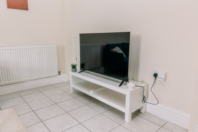 2-Bedroom Flat with Balcony near Folkestone Harbour, Sleeps 4