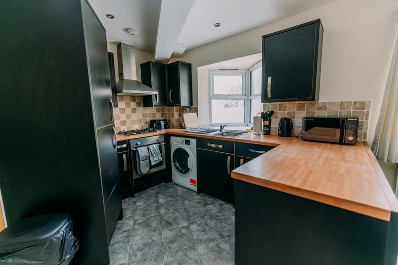 2-Bedroom Flat with Balcony near Folkestone Harbour, Sleeps 4