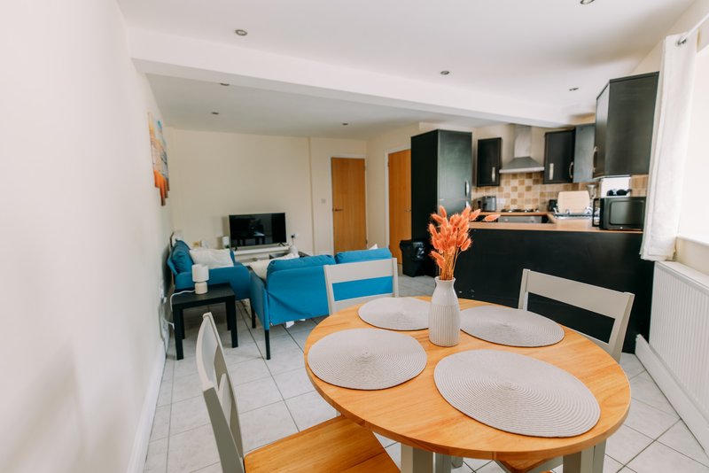 2-Bedroom Flat with Balcony near Folkestone Harbour, Sleeps 4