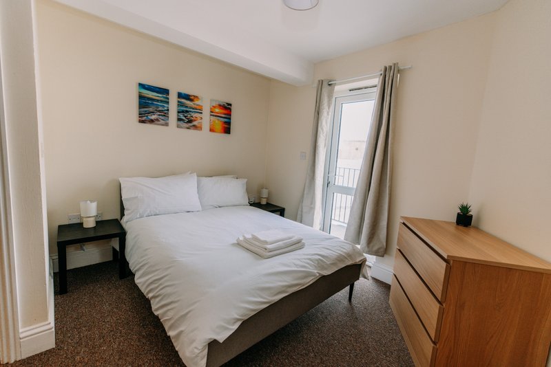 2-Bedroom Flat with Balcony near Folkestone Harbour, Sleeps 4