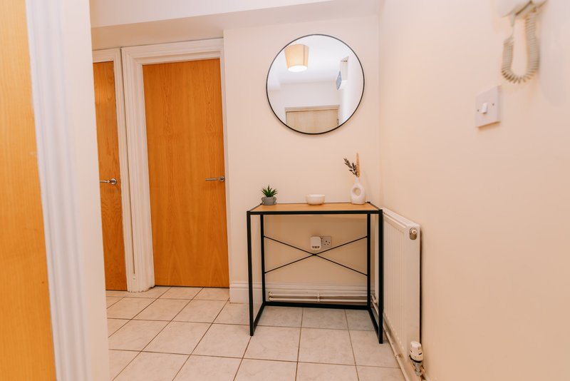 2-Bedroom Flat with Balcony near Folkestone Harbour, Sleeps 4