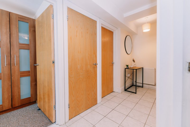 2-Bedroom Flat with Balcony near Folkestone Harbour, Sleeps 4