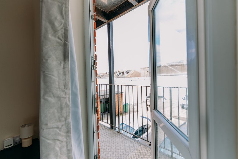 2-Bedroom Flat with Balcony near Folkestone Harbour, Sleeps 4