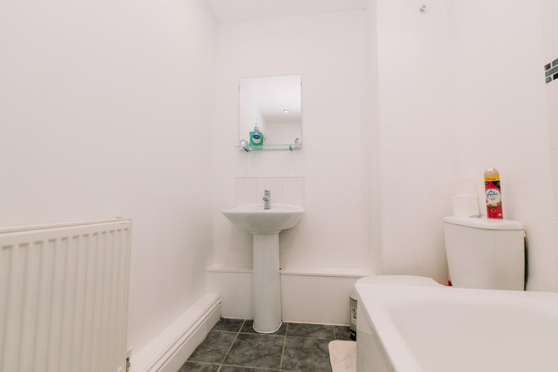 2-Bedroom Flat with Balcony near Folkestone Harbour, Sleeps 4