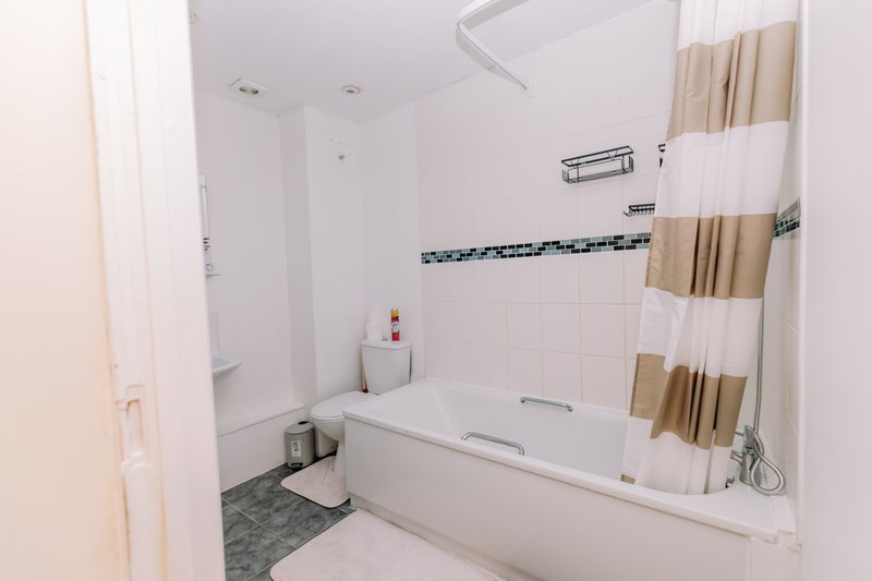 2-Bedroom Flat with Balcony near Folkestone Harbour, Sleeps 4