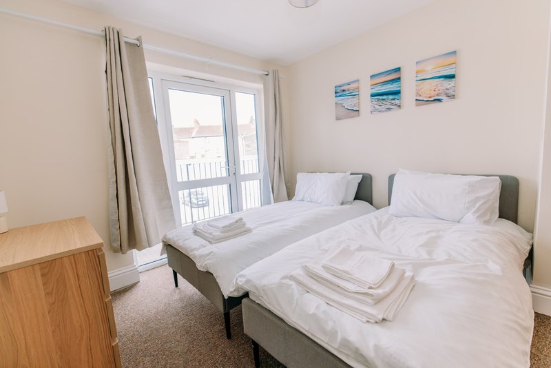 2-Bedroom Flat with Balcony near Folkestone Harbour, Sleeps 4