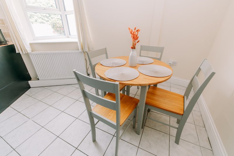 2-Bedroom Flat with Balcony near Folkestone Harbour, Sleeps 4