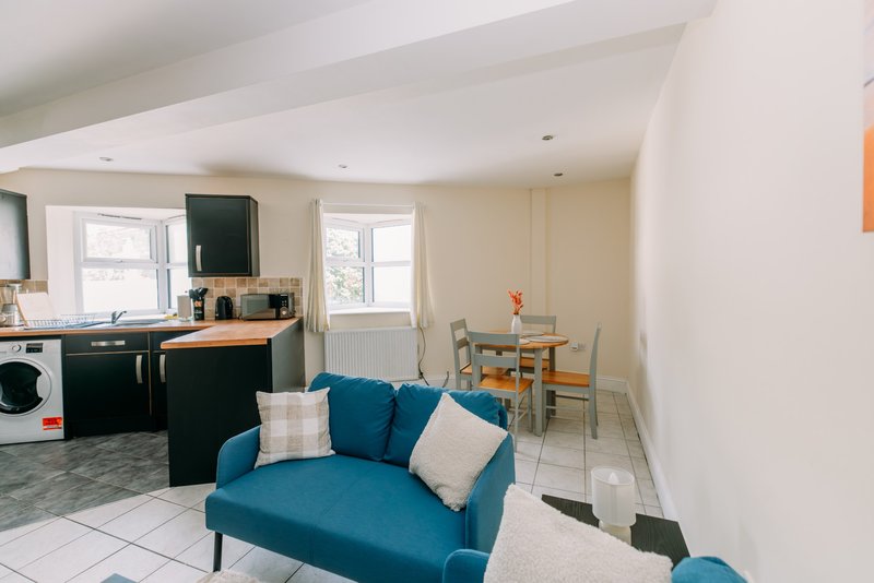 2-Bedroom Flat with Balcony near Folkestone Harbour, Sleeps 4
