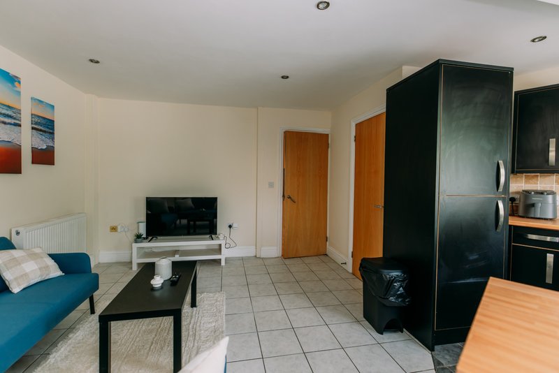 2-Bedroom Flat with Balcony near Folkestone Harbour, Sleeps 4