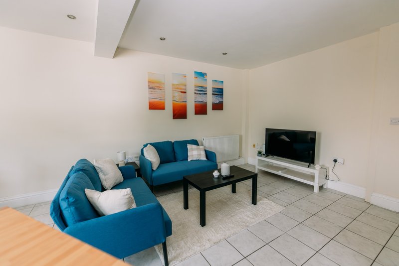 2-Bedroom Flat with Balcony near Folkestone Harbour, Sleeps 4
