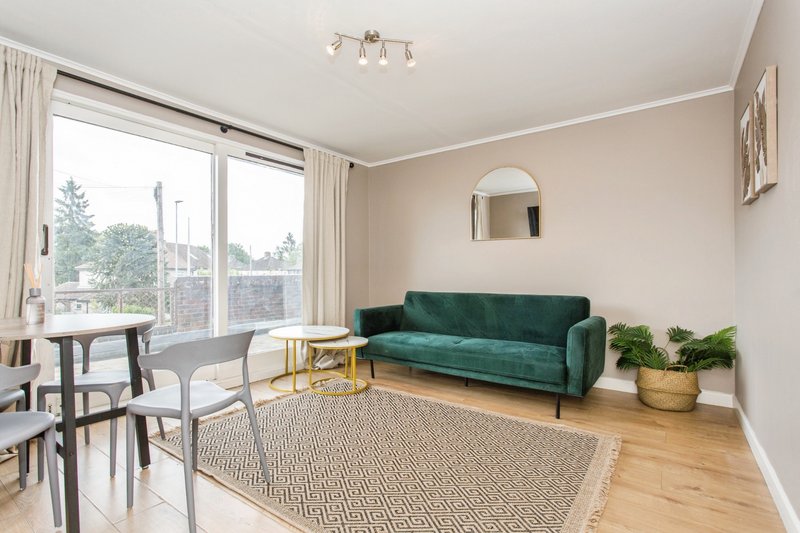 Spacious 1 Bed near Centre with Parking & Wi-FI