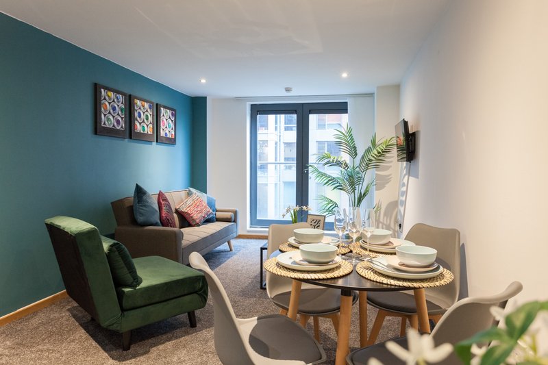 Liverpool Central Home 2Bd | 2 Bth | Sleeps 4