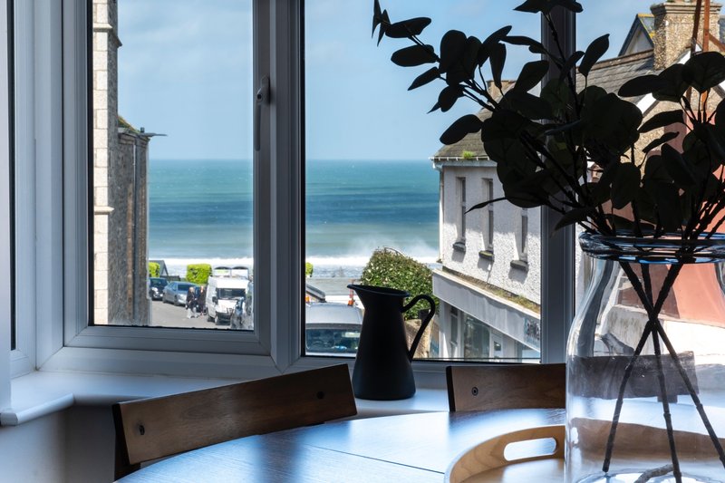 Sea View Apartment | Sleeps 6 | Central Newquay | 100m to Beach