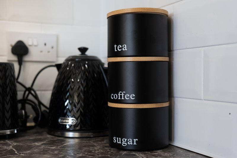 Prepare your morning coffee with ease, with everything close at hand.
