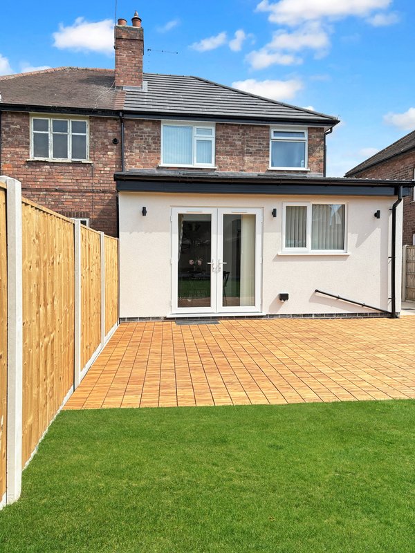 Amaya Twenty-One 4 bed house with garden & driveway, contractor-friendly. Close to city centre
