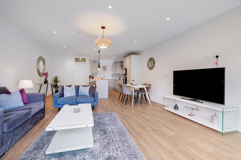 Contemporary five bedroom four bathroom house