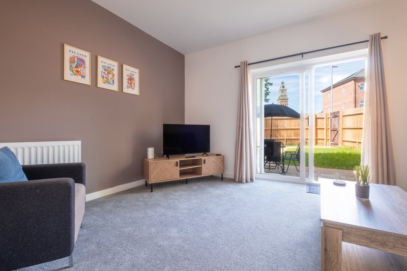 Spacious 3 Bed Home With 2 Living Areas & Sofa Bed