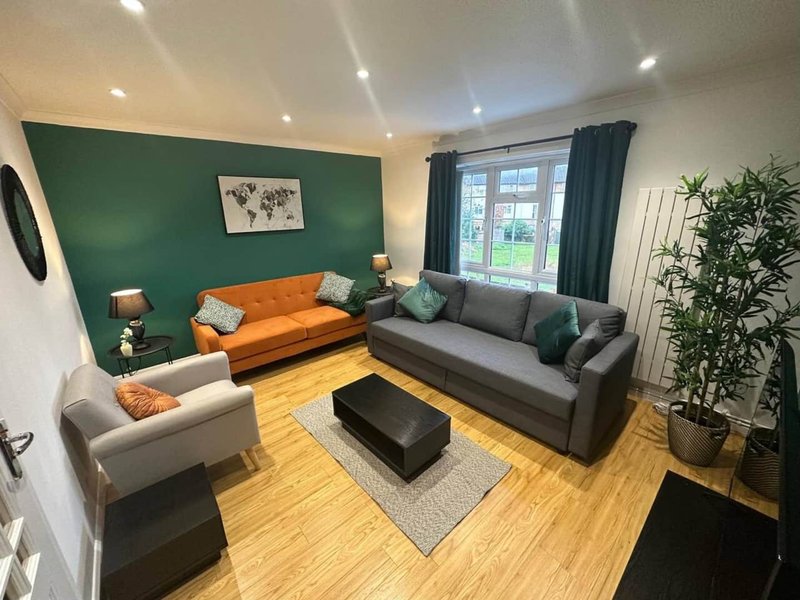 Contractors Townhouse | Sleeps 9 | Free Parking