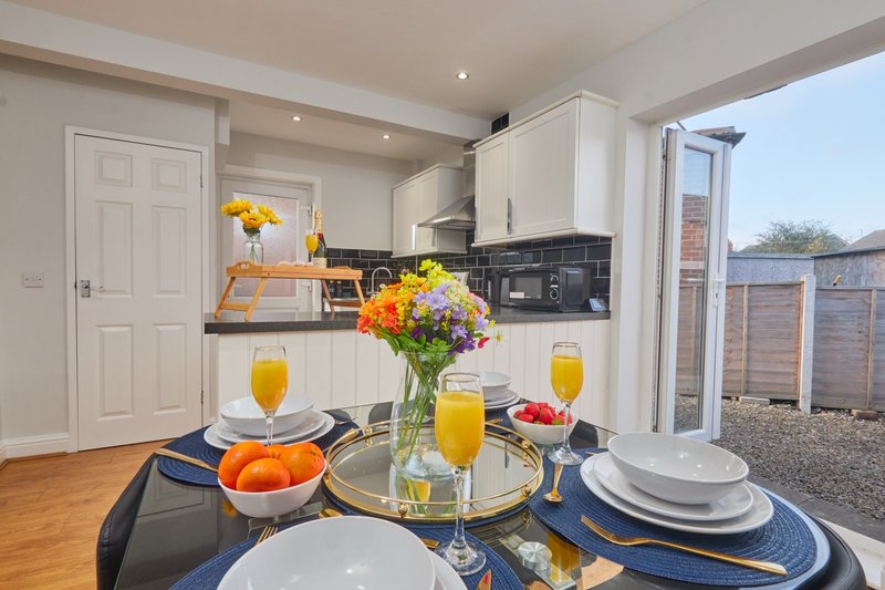 Modern 3BR: City Central + FREE Parking + WiFi