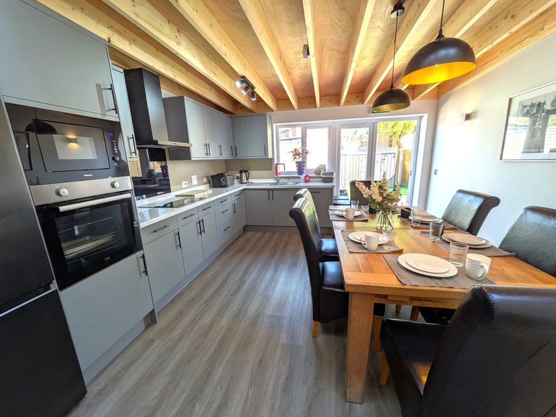 Spacious 5-BR, House, Parking, 10 Sleeps, Fully Eq