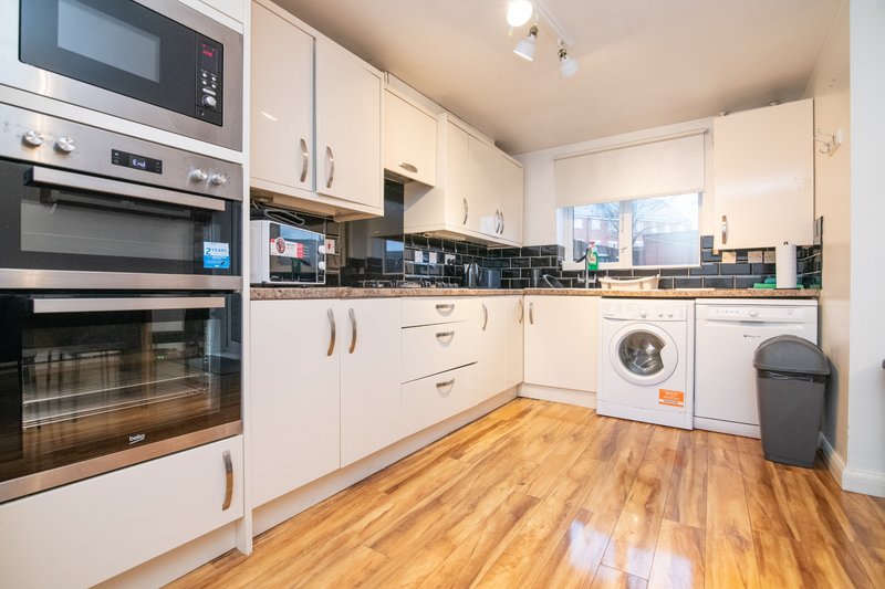 5 bed house n free secure parking, quiet location