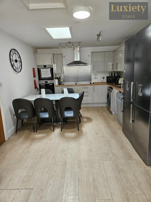 Spacious King Room Near Cambridge | Free Parking
