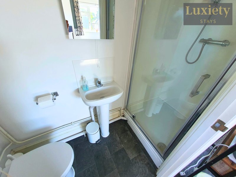 Spacious King Room Near Cambridge | Free Parking