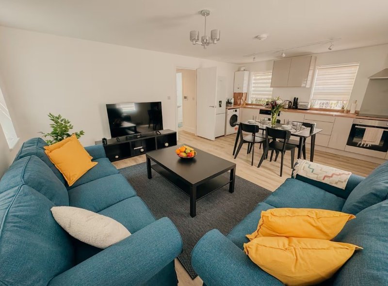 Flat 1 Knapton Court | 2-Bed Flat in Central Ipswich | Parking | WiFi
