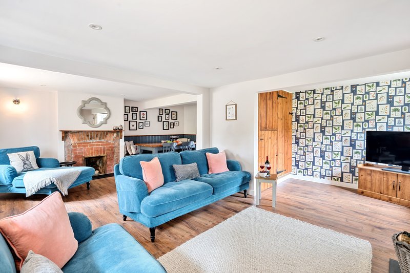 Gardener's Cottage-close to Dorchester and Sherborne, private parking and wifi