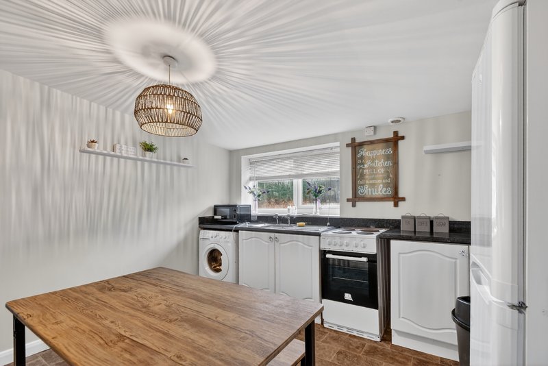 6 Bed House with private parking, pool & hot tub