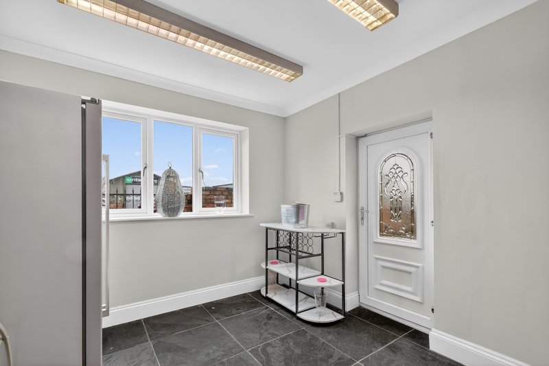 6 Bed House with private parking, pool & hot tub