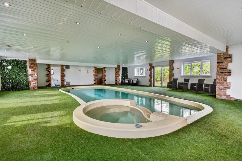 6 Bed House with private parking, pool & hot tub