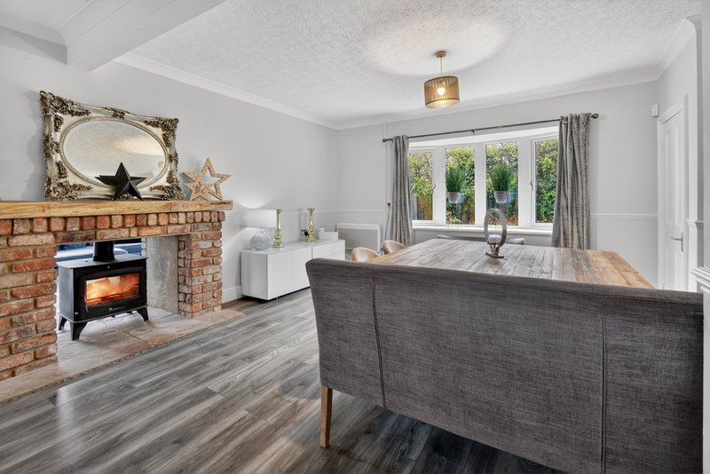 6 Bed House with private parking, pool & hot tub