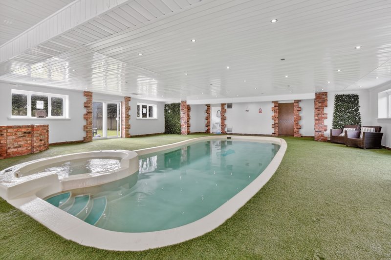 6 Bed House with private parking, pool & hot tub