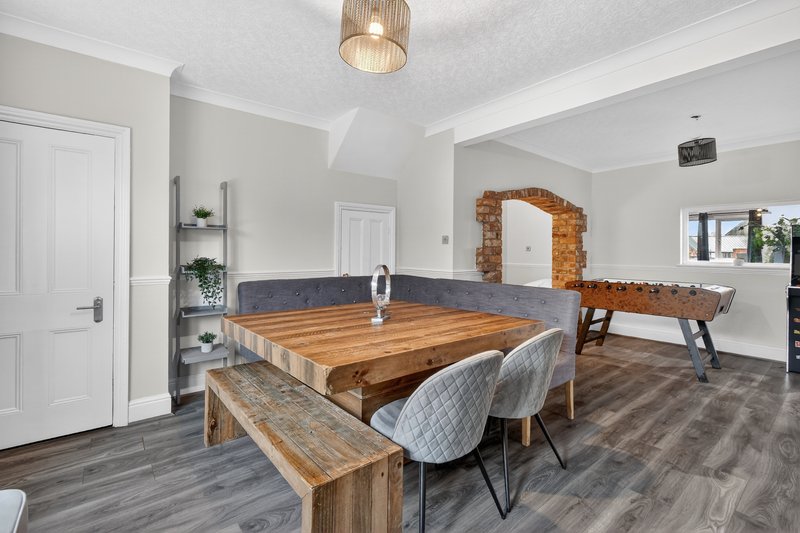 6 Bed House with private parking, pool & hot tub