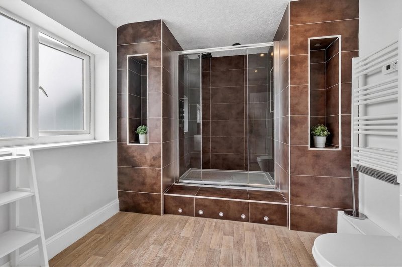 6 Bed House with private parking, pool & hot tub