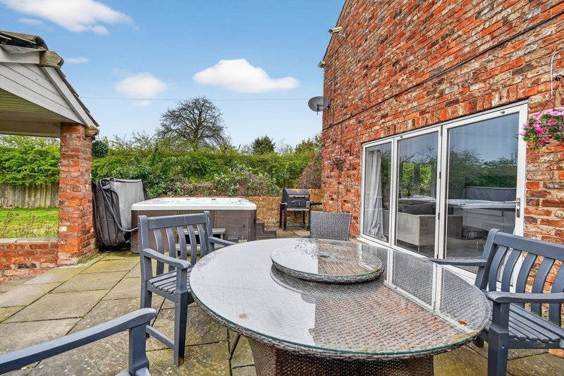 6 Bed House with private parking, pool & hot tub
