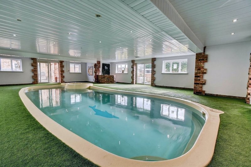 6 Bed House with private parking, pool & hot tub