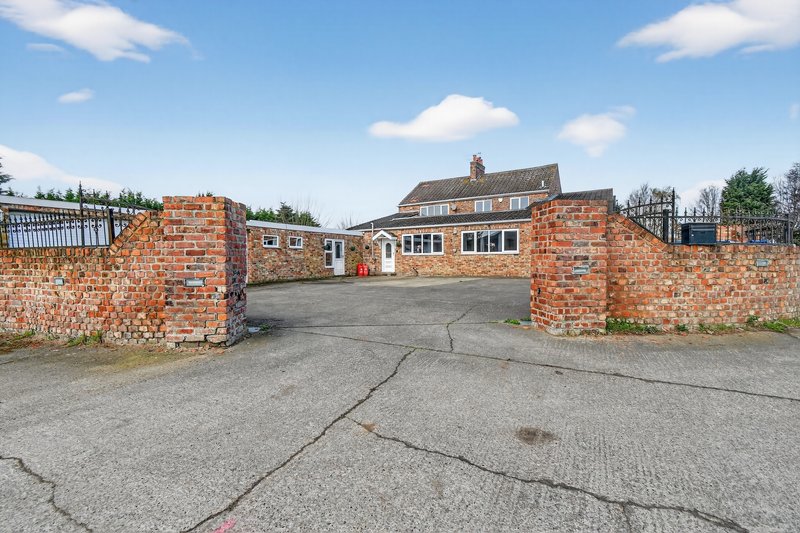 6 Bed House with private parking, pool & hot tub