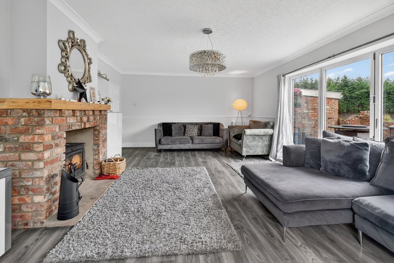 6 Bed House with private parking, pool & hot tub