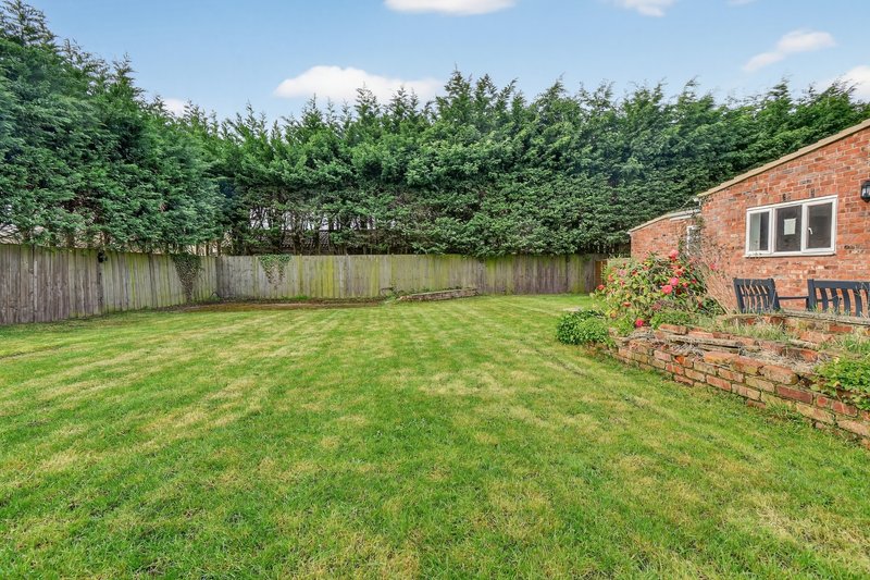 6 Bed House with private parking, pool & hot tub