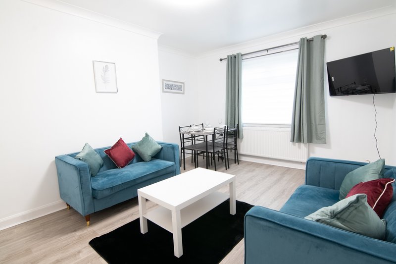 Modern 2BR Ground-Floor Flat w/ Private Entrance