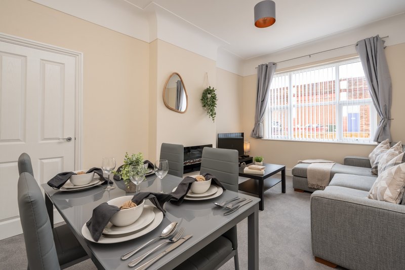 Large Cosy House with Free Public Parking