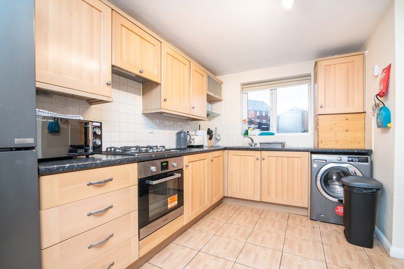 6 bed house with free secure parking & 3 bathrooms